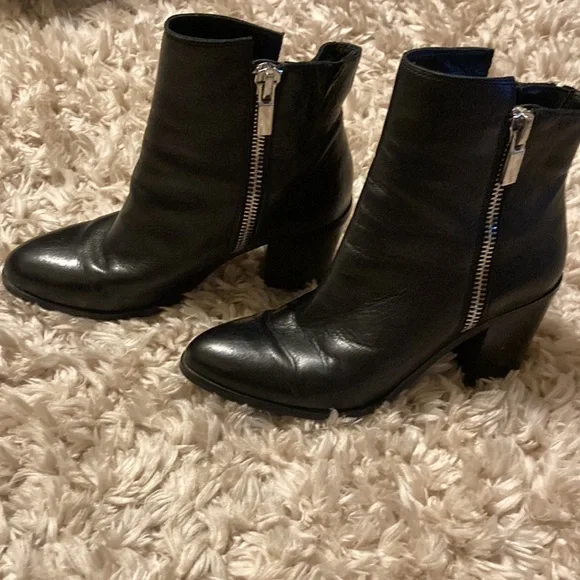 Kenneth Cole black leather ankle boot, Size 7 - Picture 3 of 11